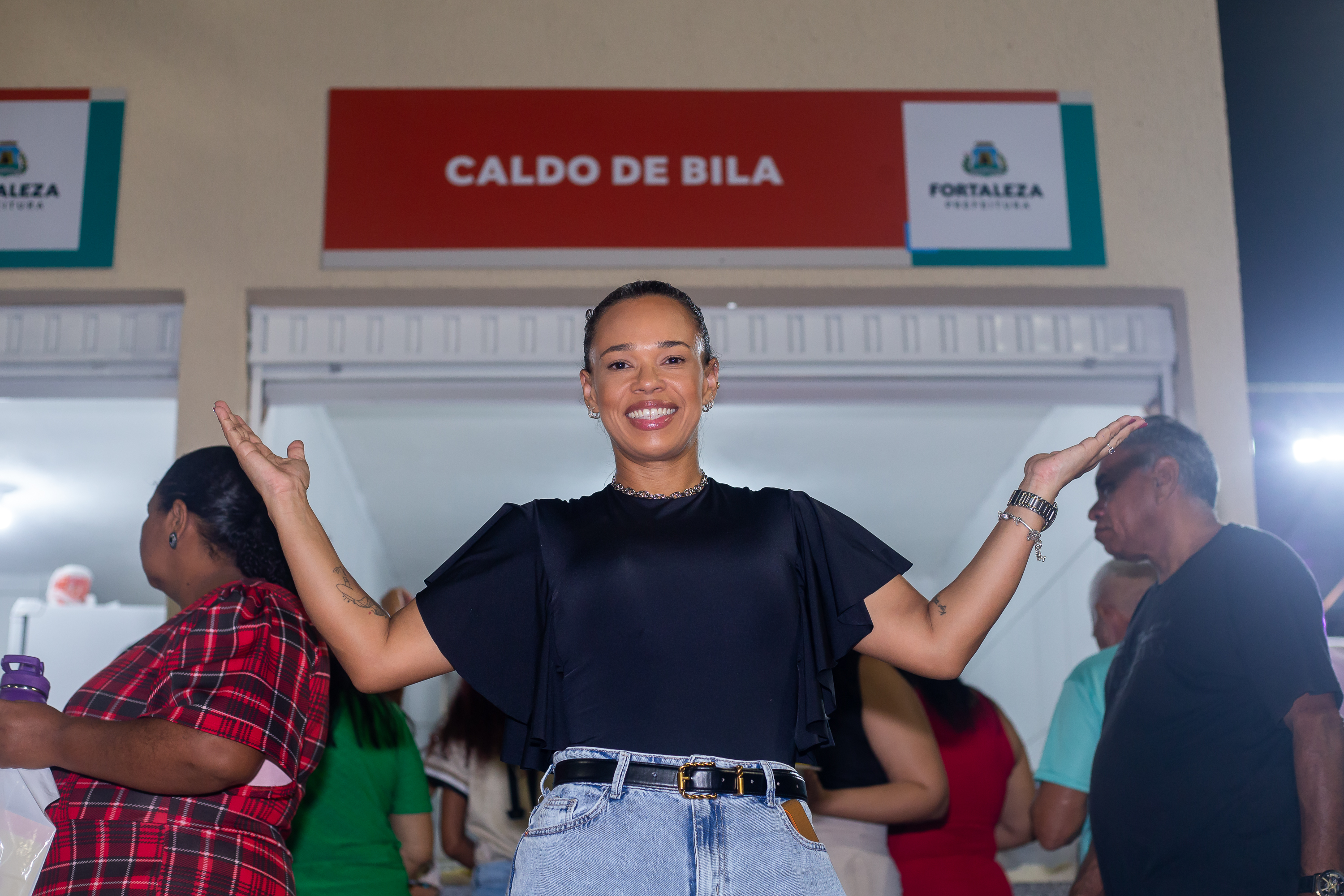 mulher posa para a foto